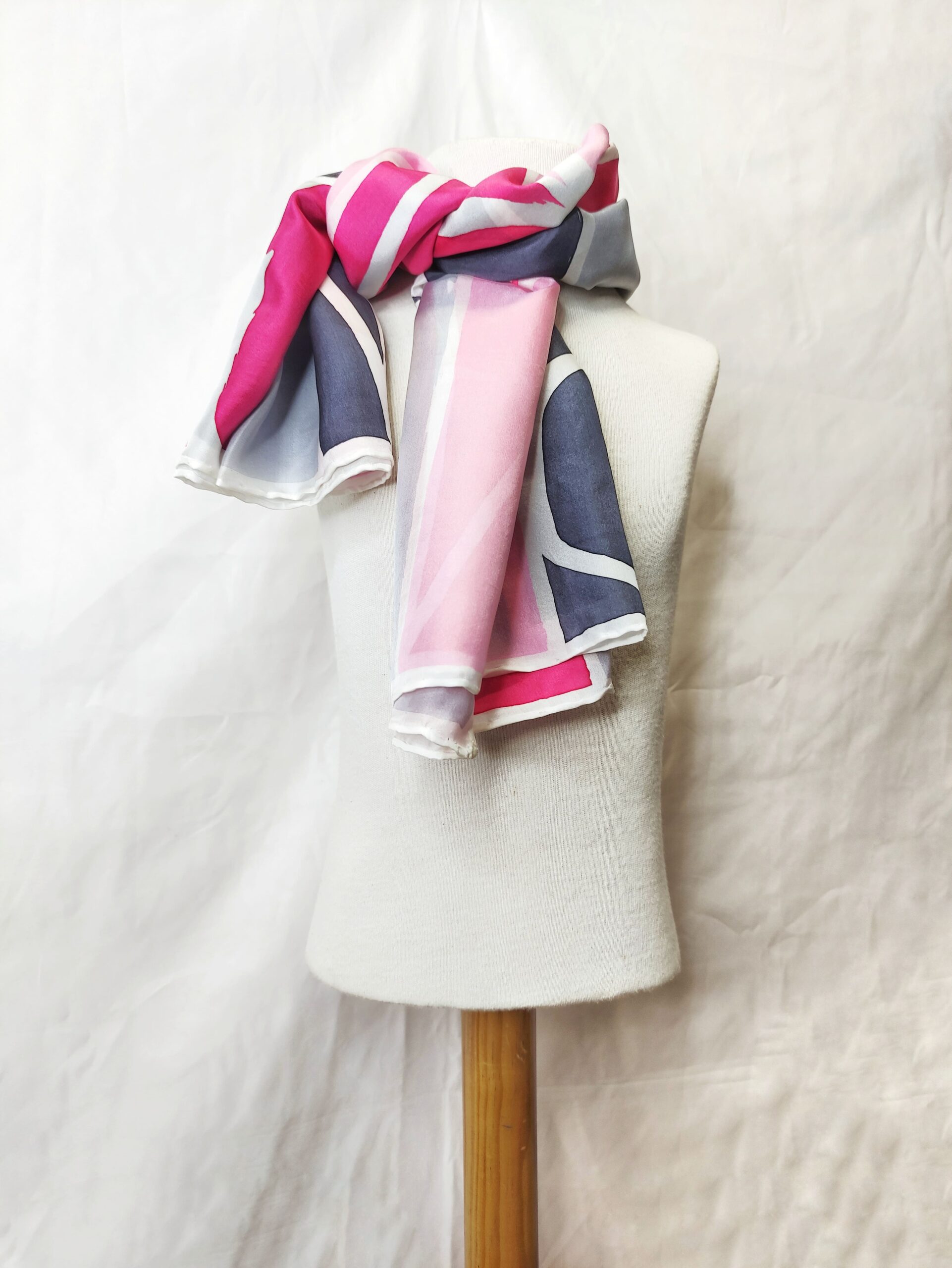 Pañuelo Grande de seda mensaje sonrie rosa Aziza Puch