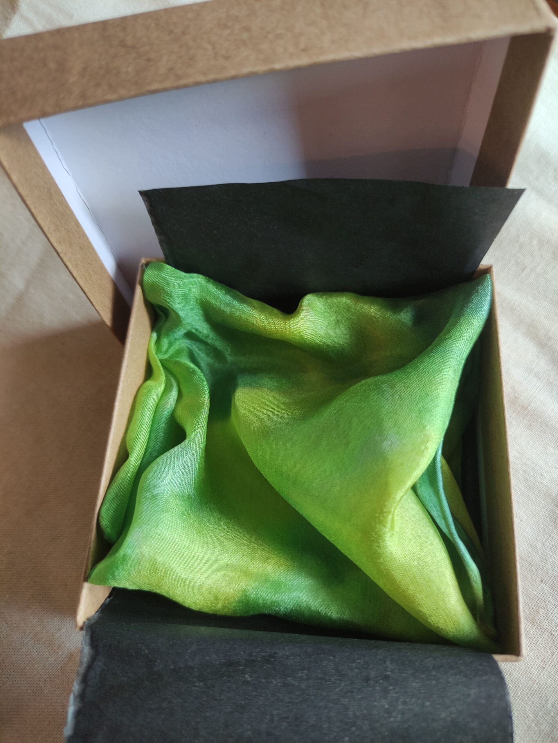 packaging regalo versatil y unisex seda pintada aziza puch