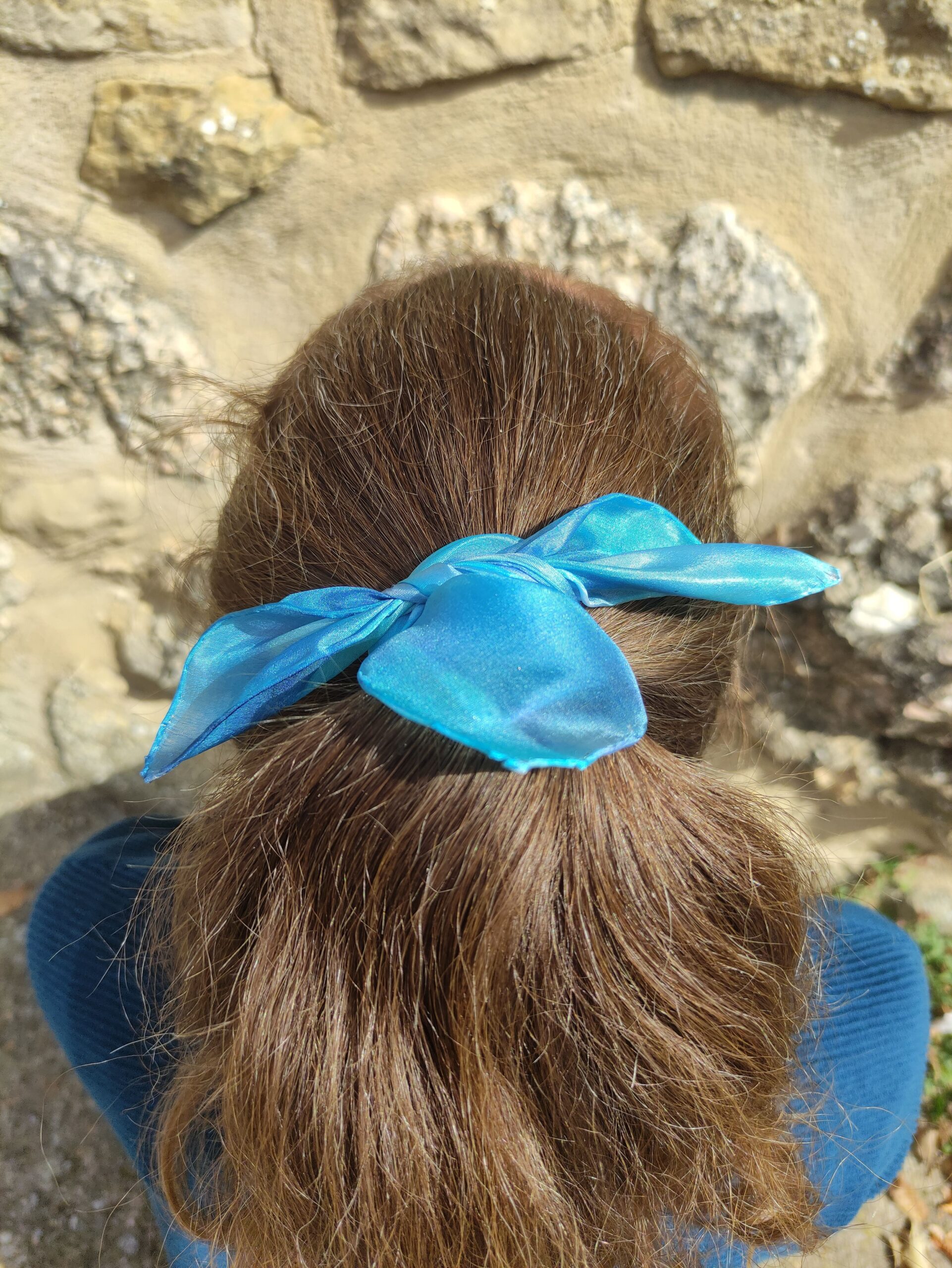 regalo versatil y unisex seda pintada azul coletero aziza puch