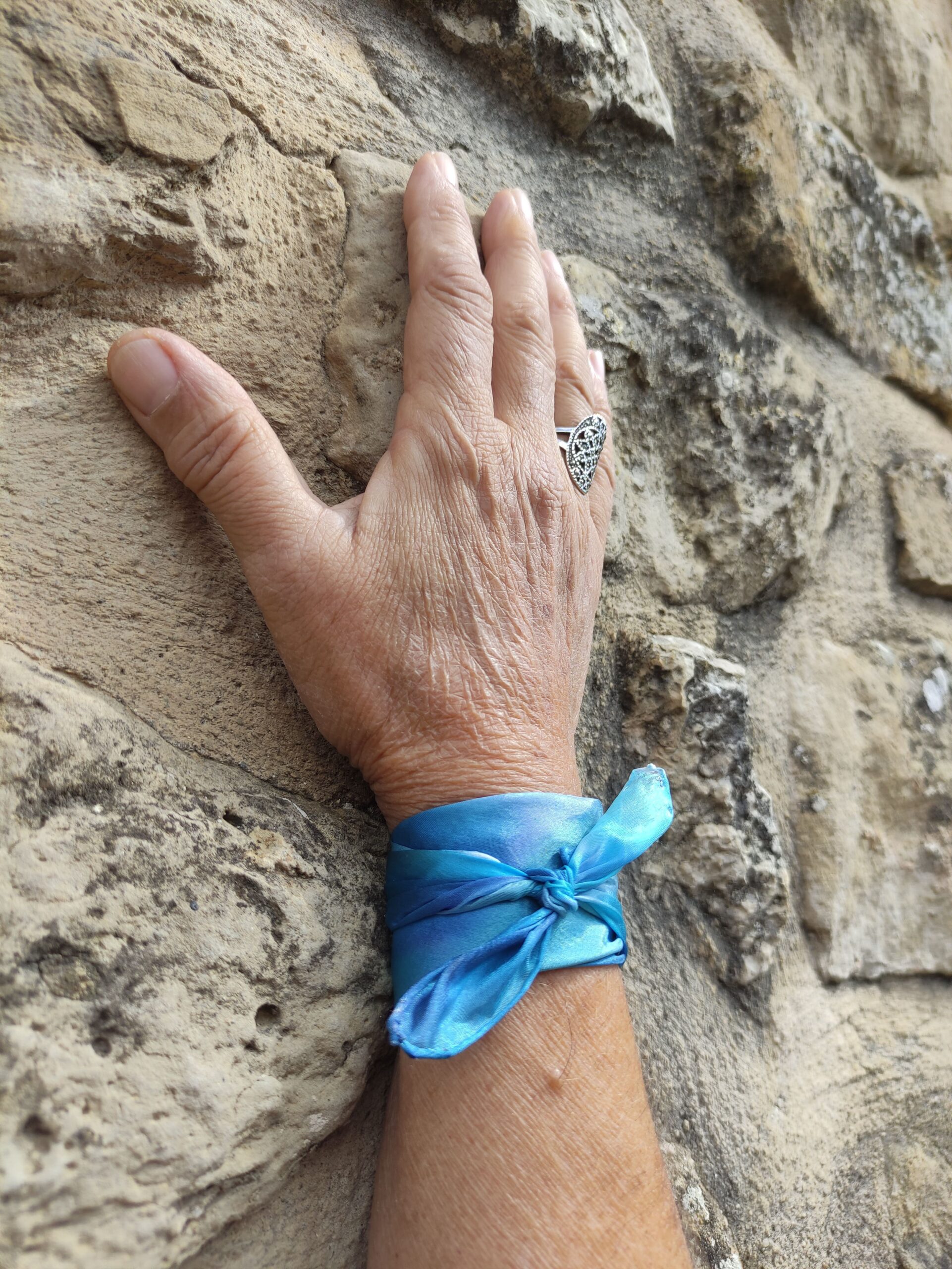 regalo versatil y unisex seda pintada azul pulsera aziza puch