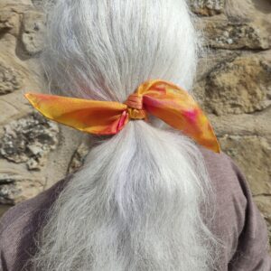 regalo versatil y unisex seda pintada naranja coletero aziza puch