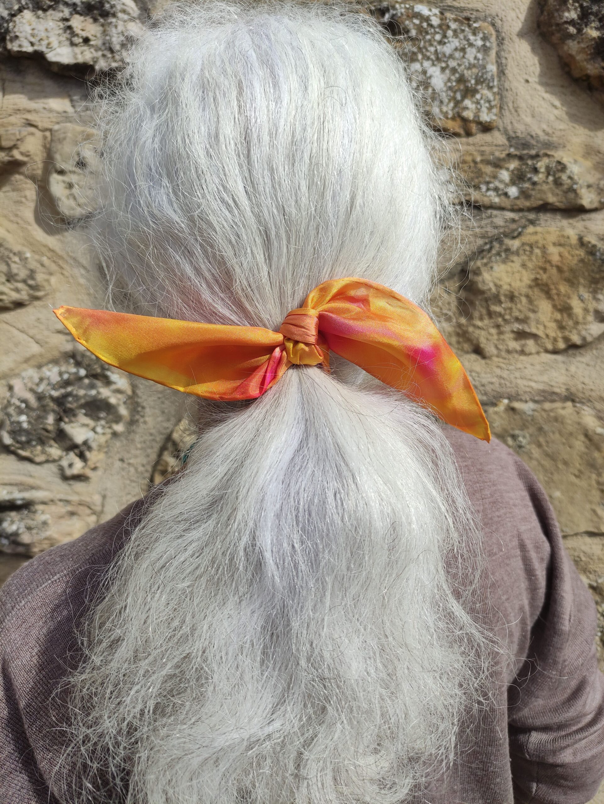 regalo versatil y unisex seda pintada naranja coletero aziza puch