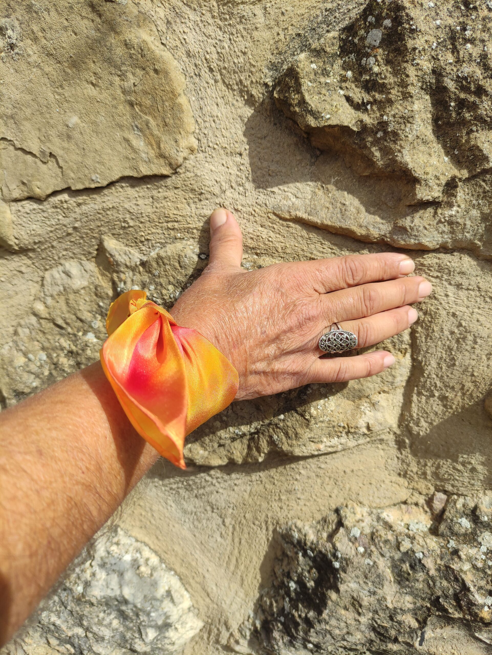 regalo versatil y unisex seda pintada naranja pulsera aziza puch