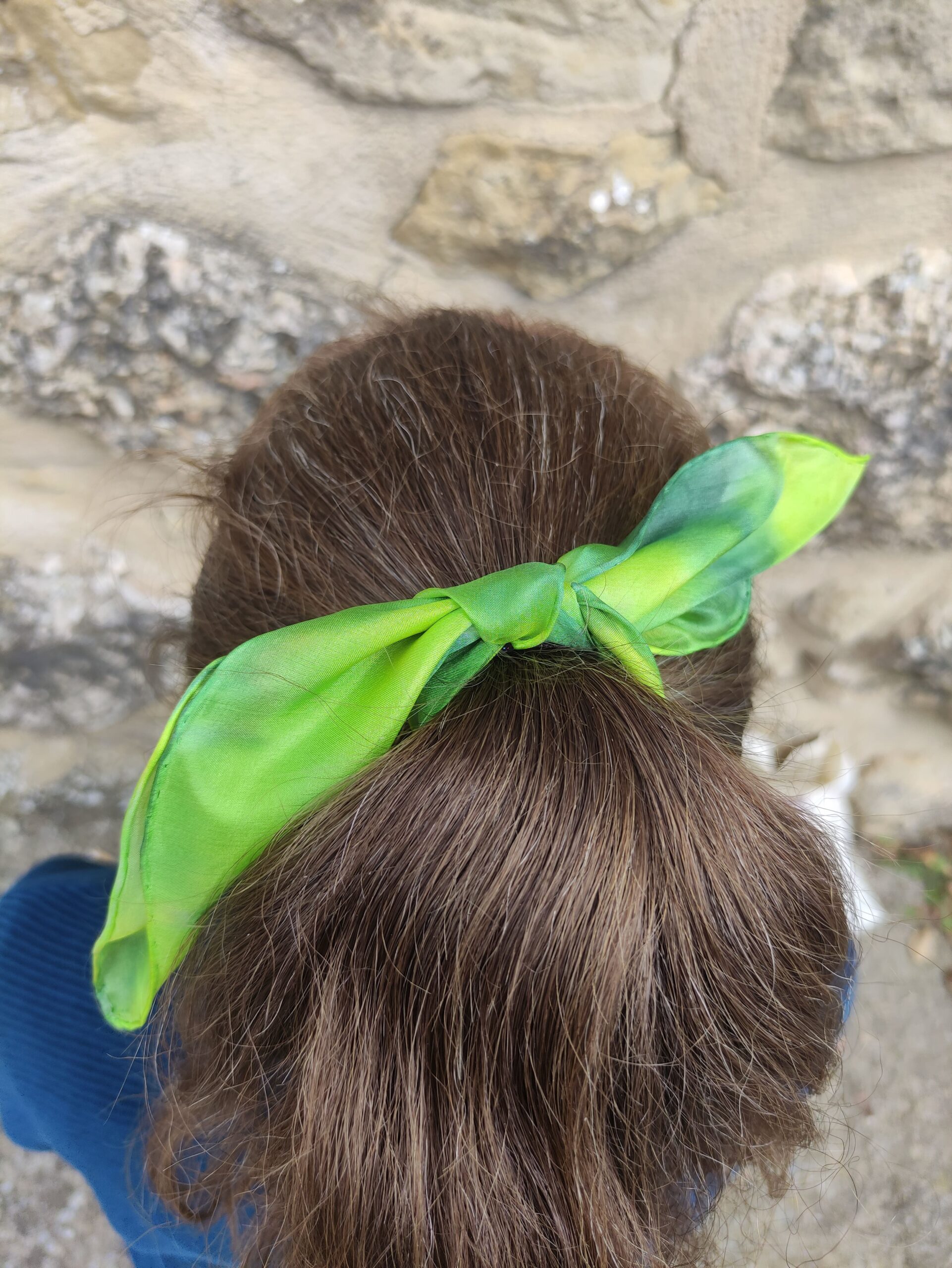 regalo versatil y unisex seda pintada verde coletero aziza puch