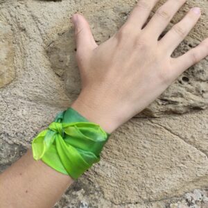 regalo versatil y unisex seda pintada verde pulsera aziza puch