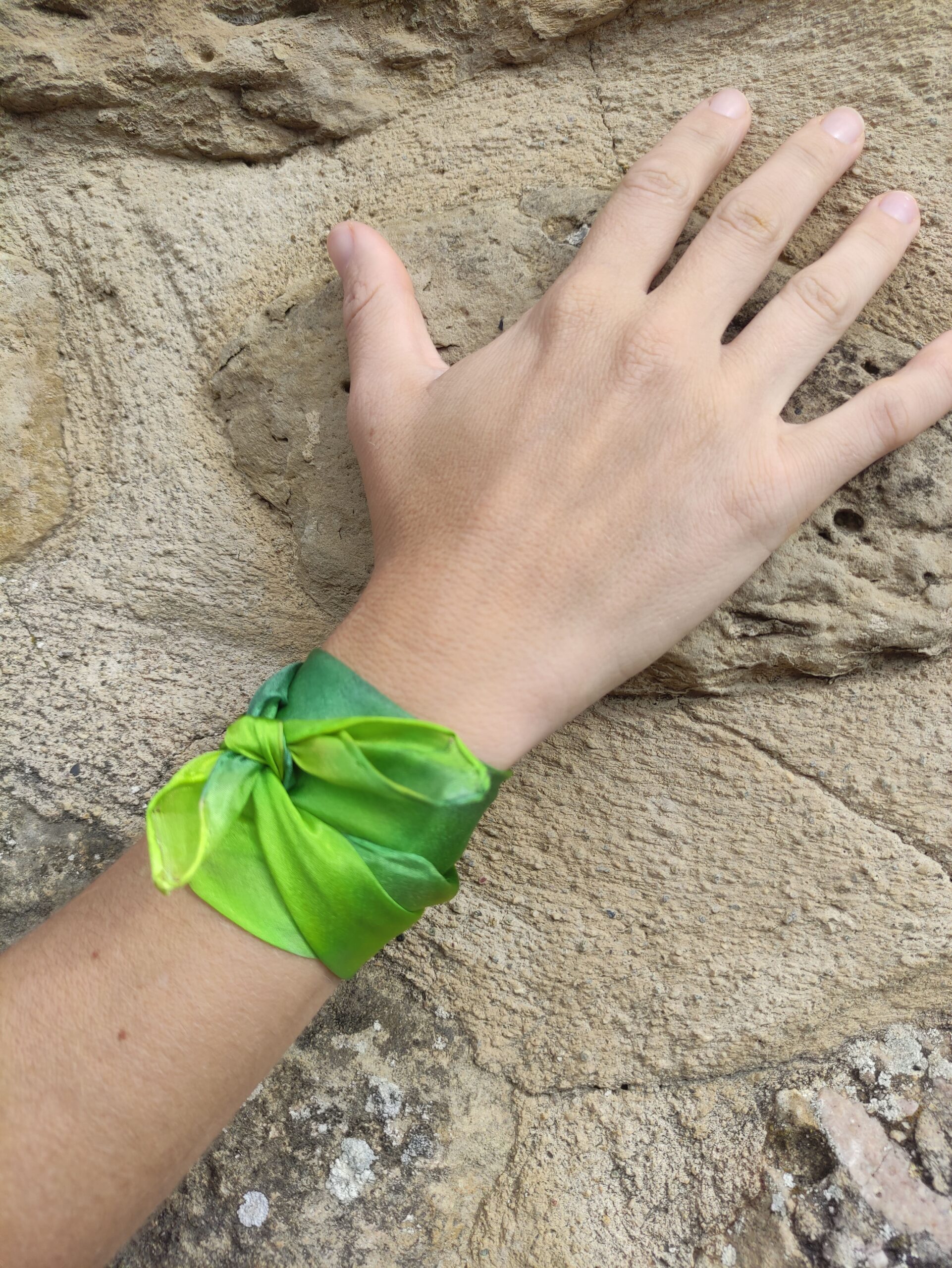 regalo versatil y unisex seda pintada verde pulsera aziza puch